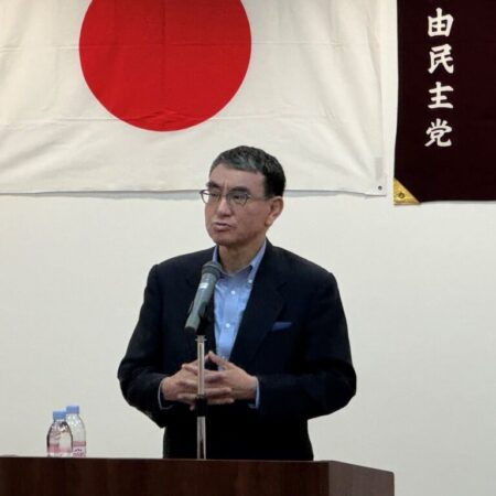 自民党大阪青年局が運営する政治学校「なにわ塾」の第13期が6月8日、開講しました。第１回講座では、河野太郎デジタル大臣が講師として登壇し、日本のデジタル政策について講演が行われました。