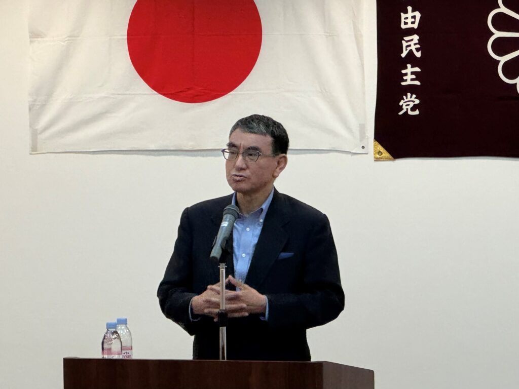 自民党大阪青年局が運営する政治学校「なにわ塾」の第13期が6月8日、開講しました。第１回講座では、河野太郎デジタル大臣が講師として登壇し、日本のデジタル政策について講演が行われました。