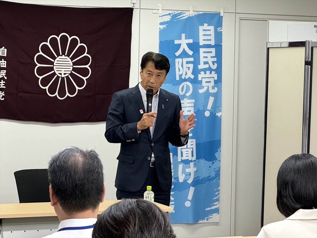 講演する齋藤健経済産業大臣自民党大阪青年局が運営する政治学校「なにわ塾」の第13期・第４回講座が９月７日開かれ、齋藤健経済産業大臣による講演が行われました。